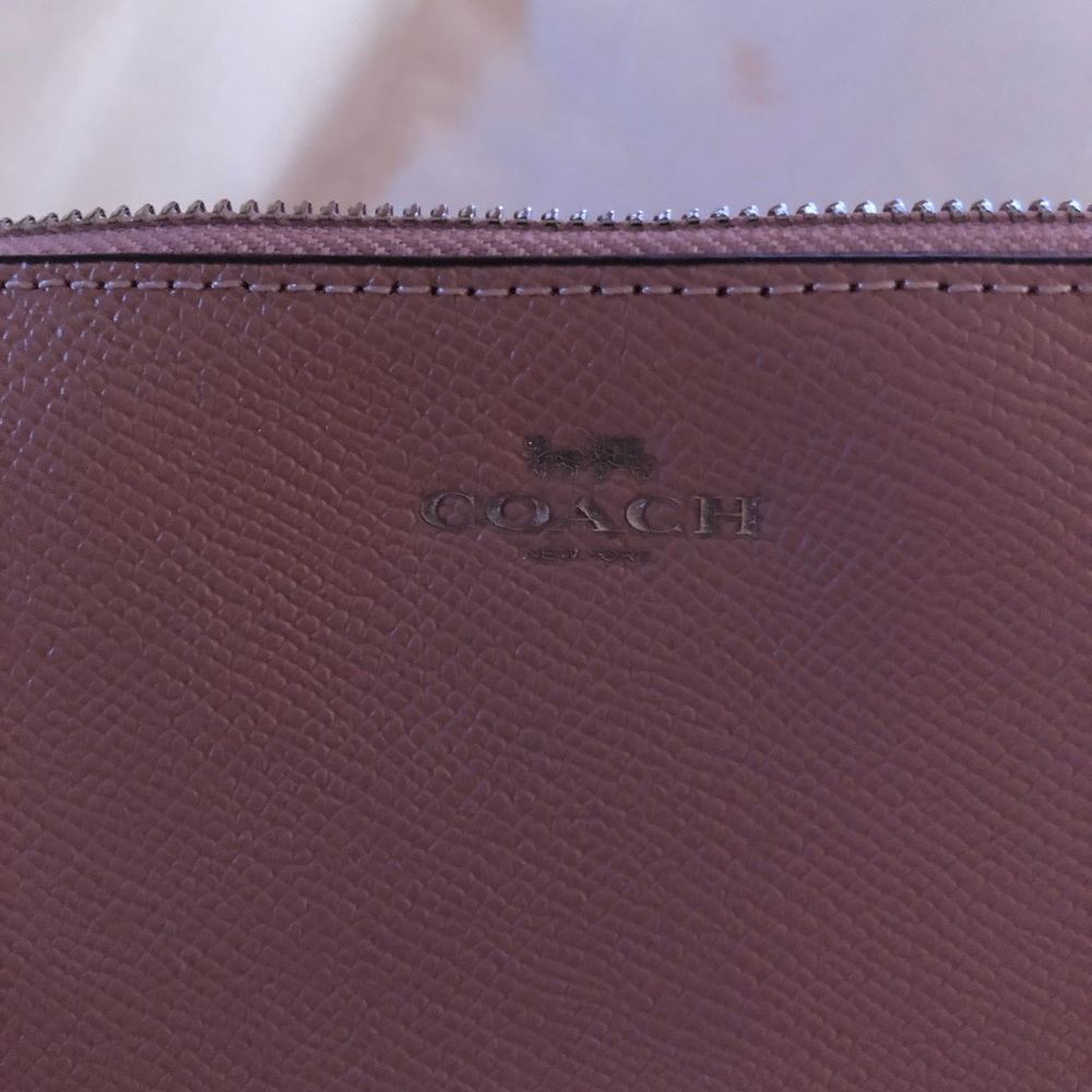 Coach wristlet. NWT. Color-pink/mauve.